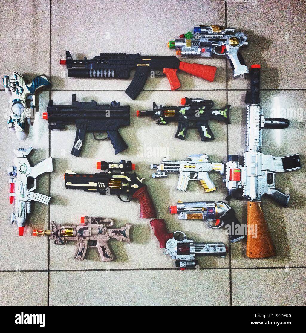 Pistolas de juguete para la venta fotografías e imágenes de alta resolución  - Alamy