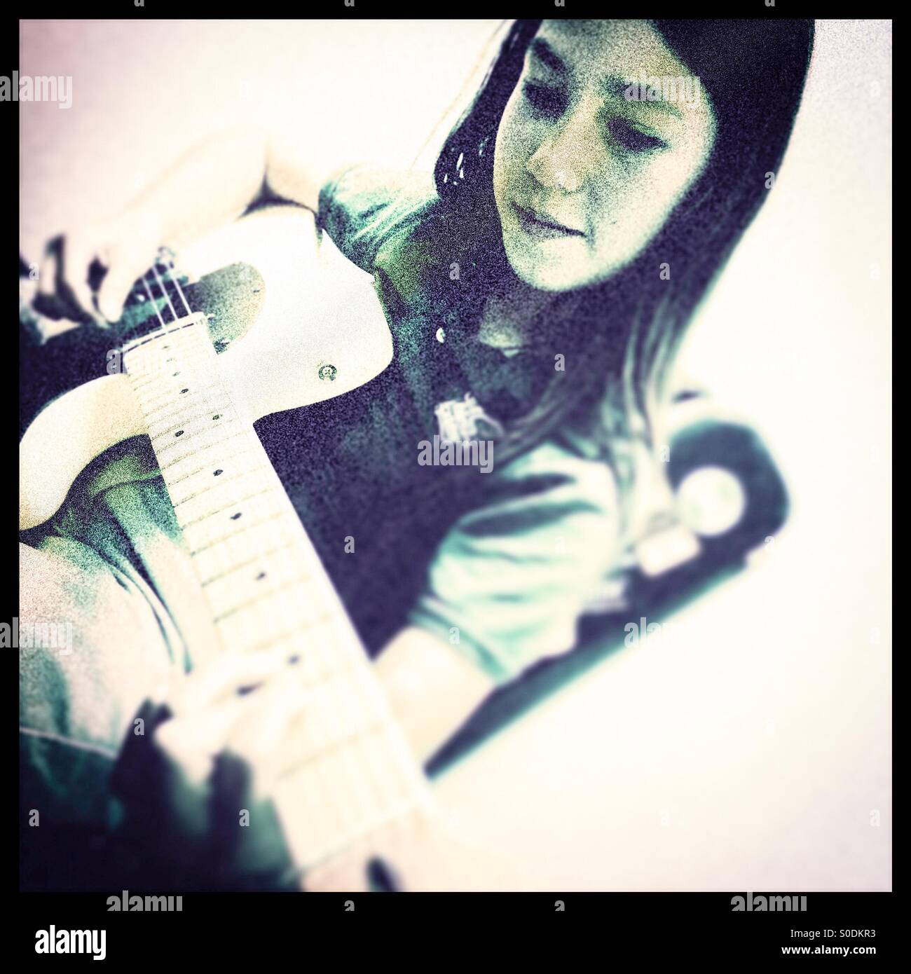 Niña de 11 años toca la guitarra eléctrica Fotografía de stock - Alamy