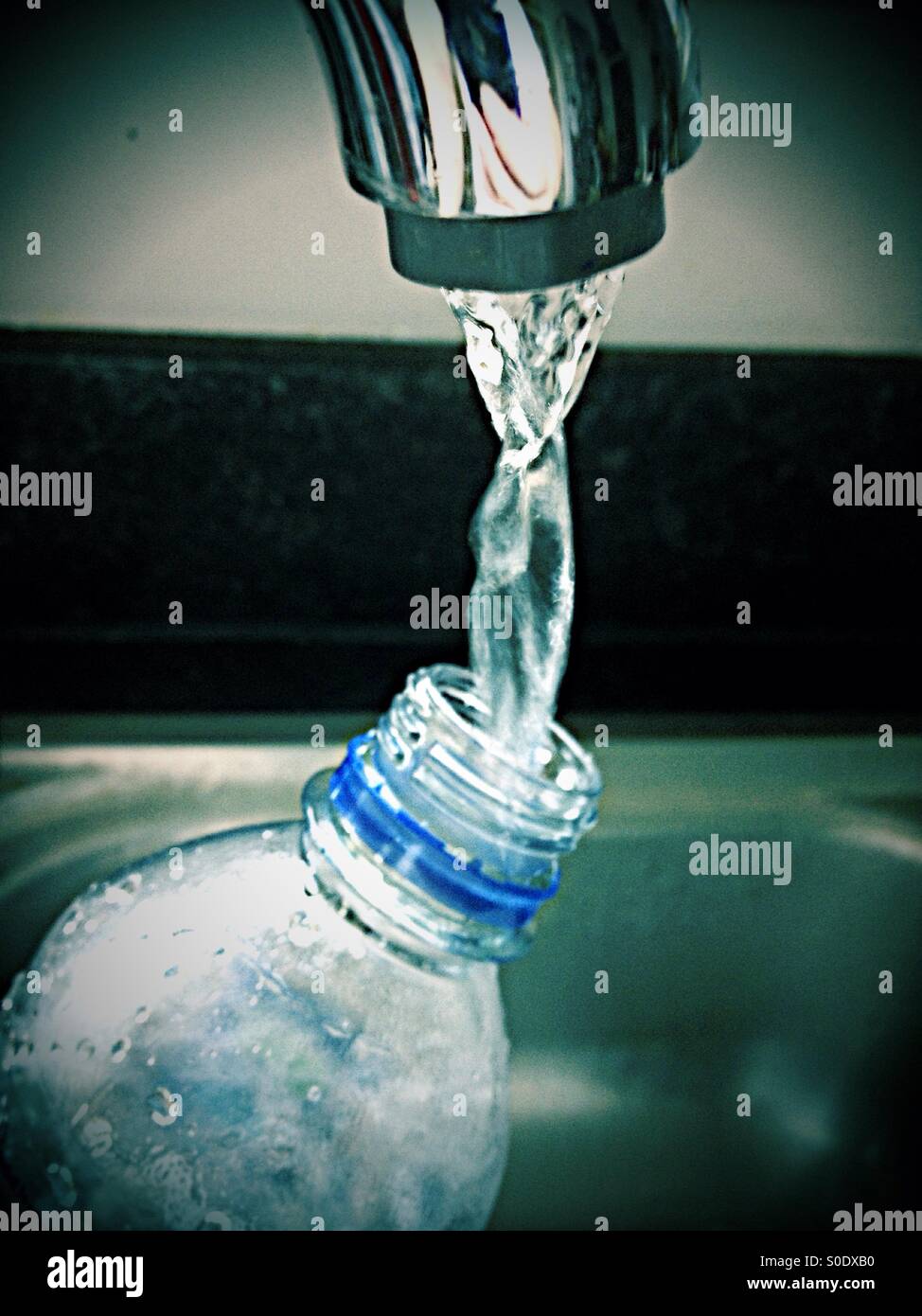 Llenar una botella de plástico con agua de un grifo de cocina Fotografía de  stock - Alamy