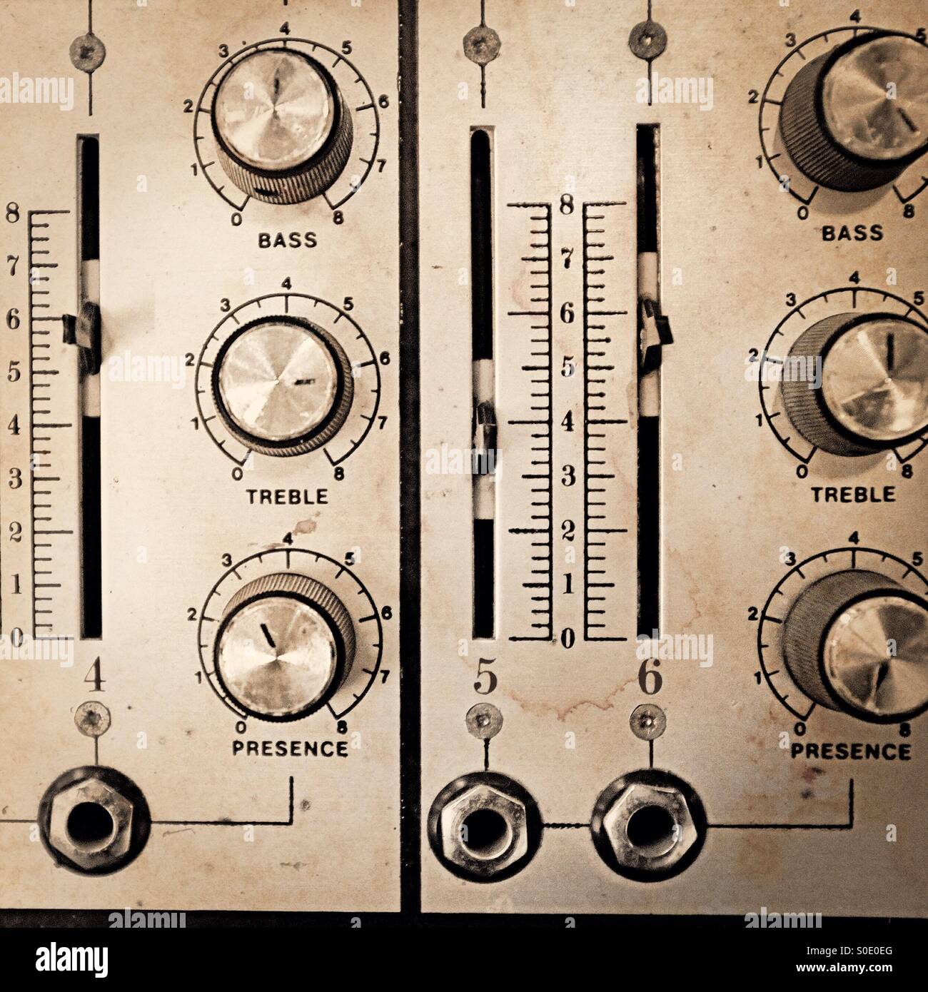 Antiguo panel de control de música vintage: Diales y mandos Foto de stock