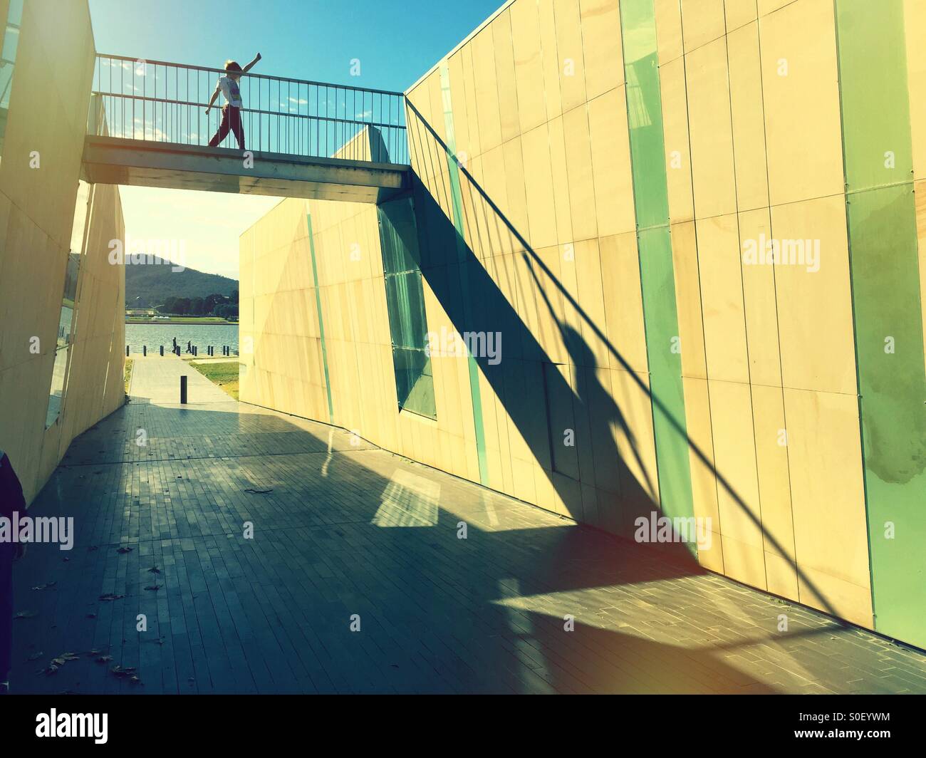 Un chico perseguía cruzando un puente sobre un paso subterráneo Foto de stock