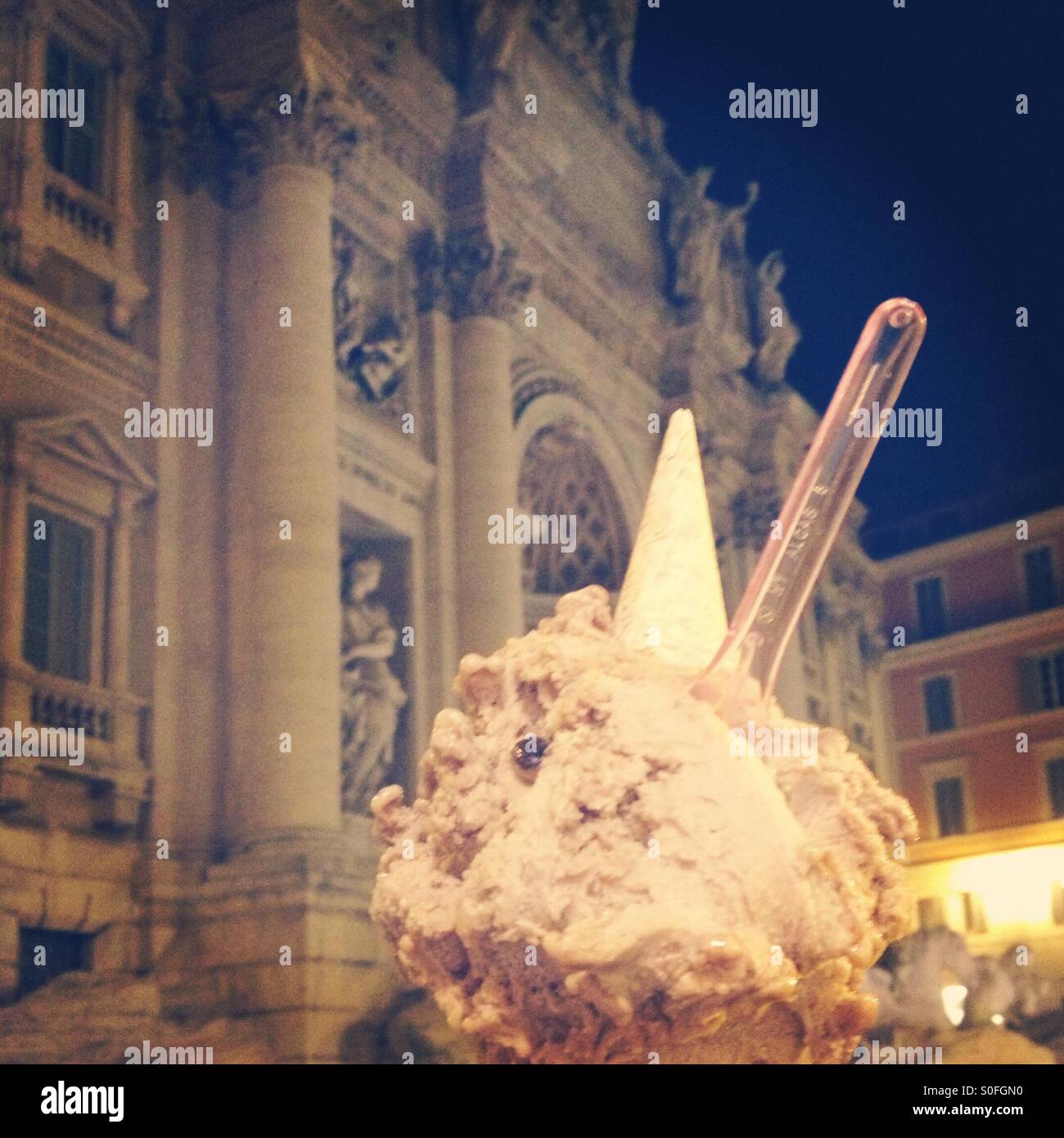 Ice cream at the trevi fountain fotografías e imágenes de alta resolución -  Alamy