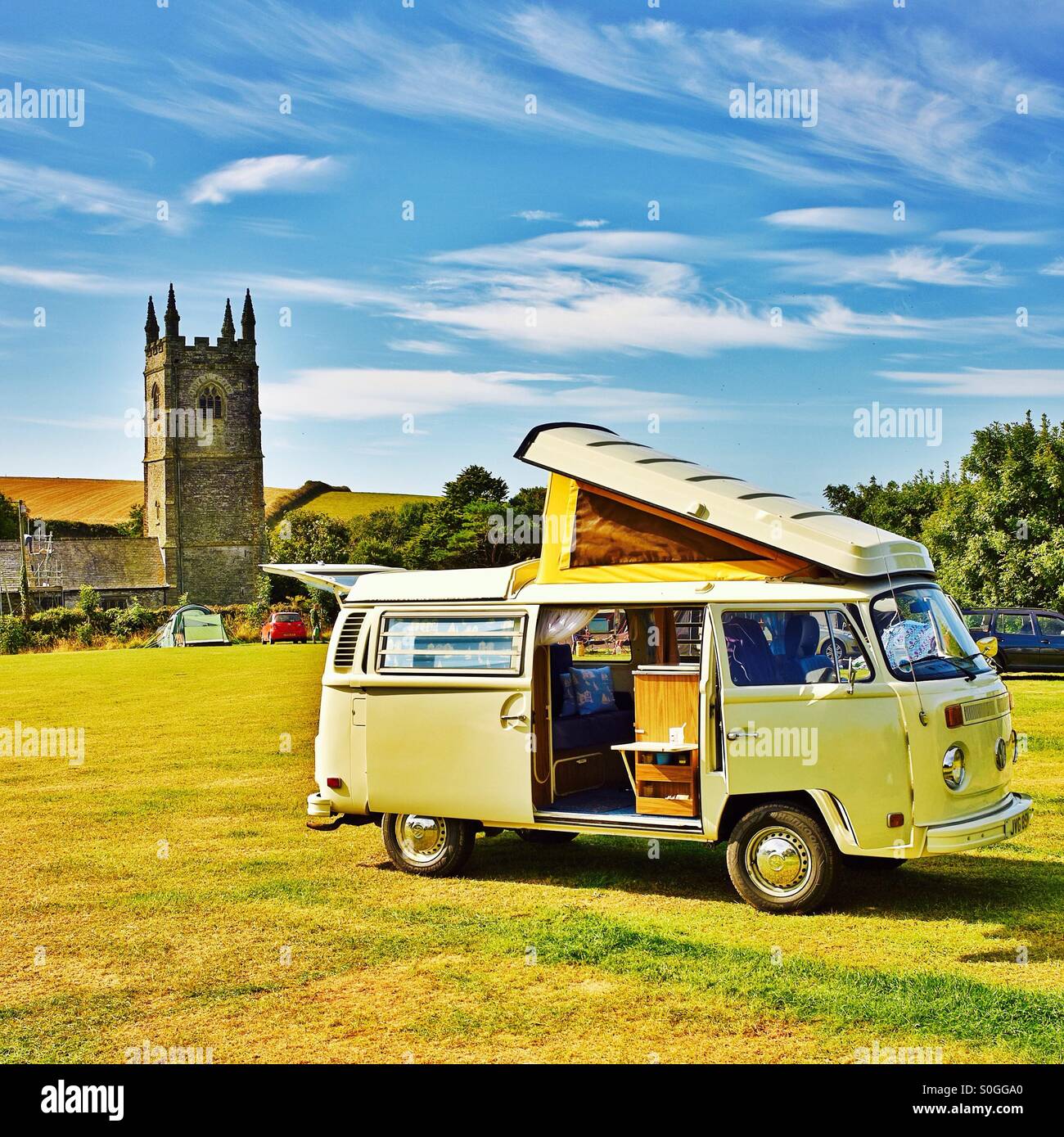 Campamento de verano en un clásico VW camper van en la campiña inglesa Foto de stock