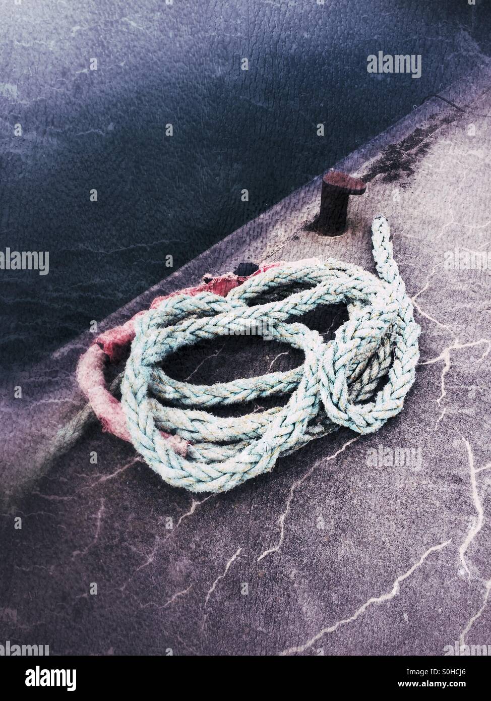 Cuerda atada en el muelle del barco de fijación Foto de stock