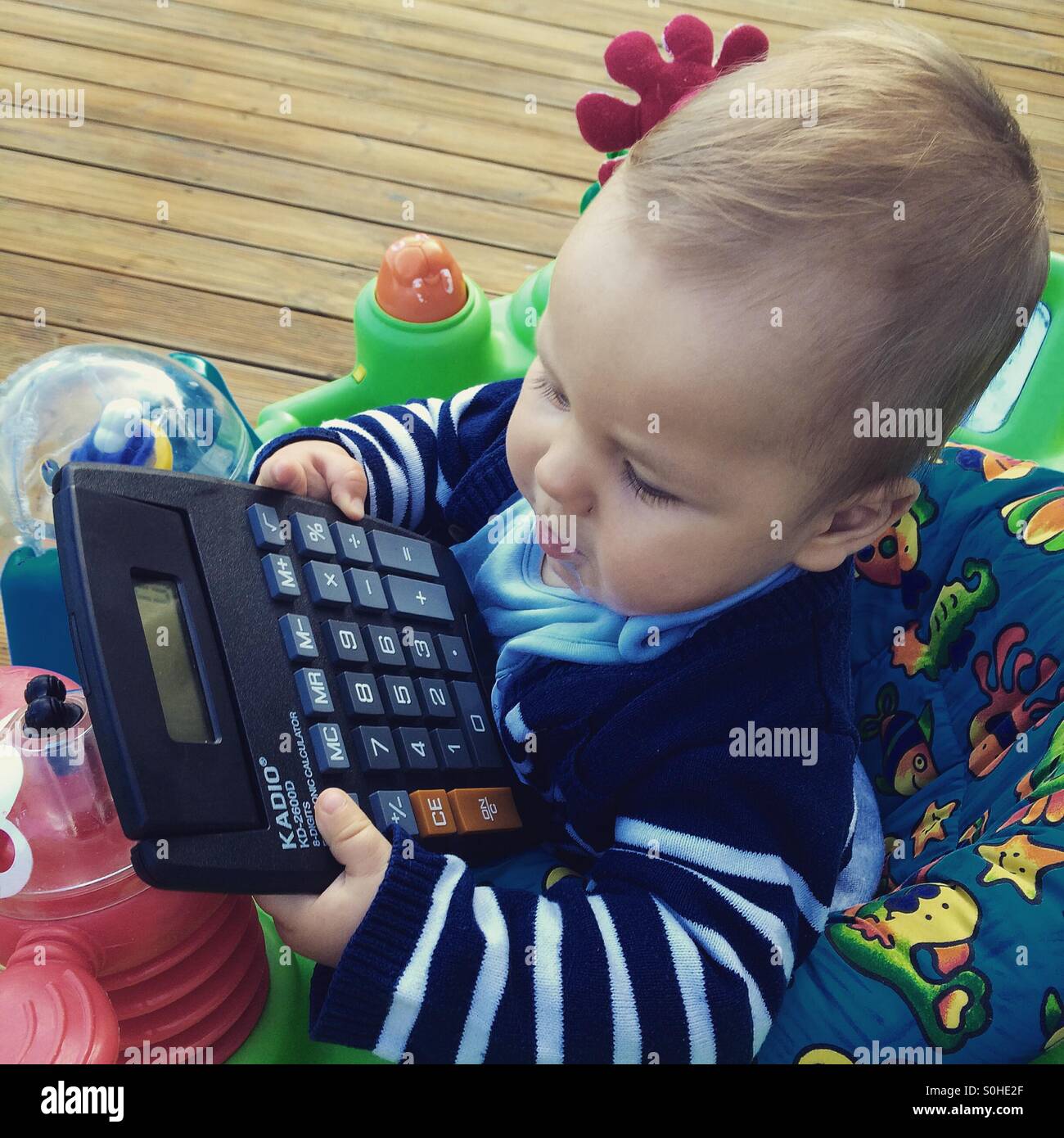 Baby Boy jugando con la calculadora Foto de stock