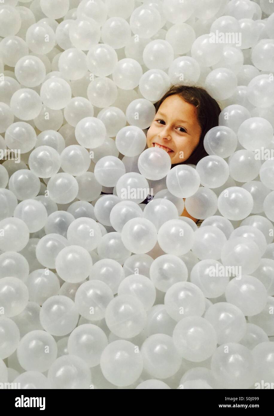 Muchacho De Risa Feliz Que Se Divierte En Hoyo De La Bola En Parque De  Atracciones De Los Niños Y Centro Del Juego Niño Que Juega Foto de archivo  - Imagen de