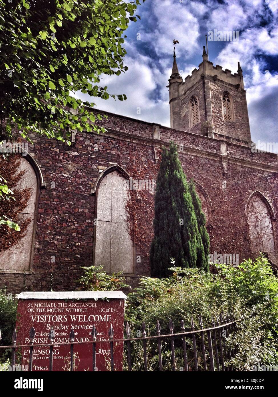 San Miguel Arcángel en el monte sin, una iglesia redundante en Bristol, Inglaterra Foto de stock