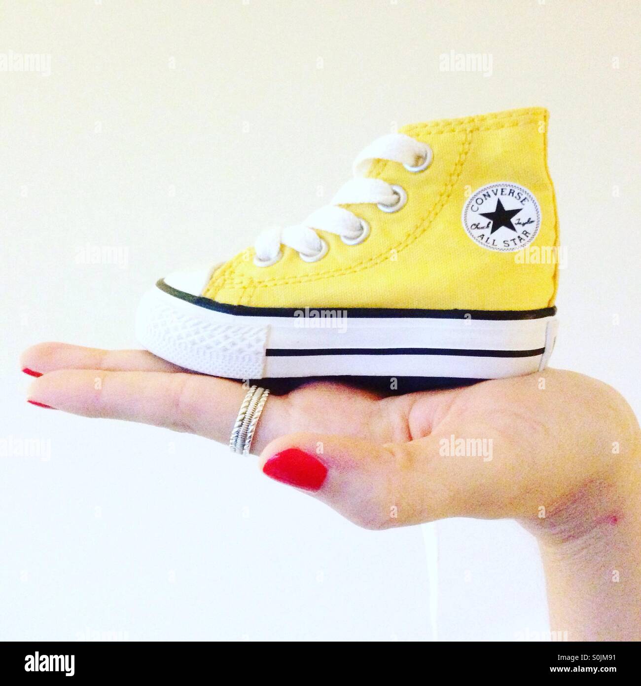 Converse de bebé Fotografía de stock - Alamy