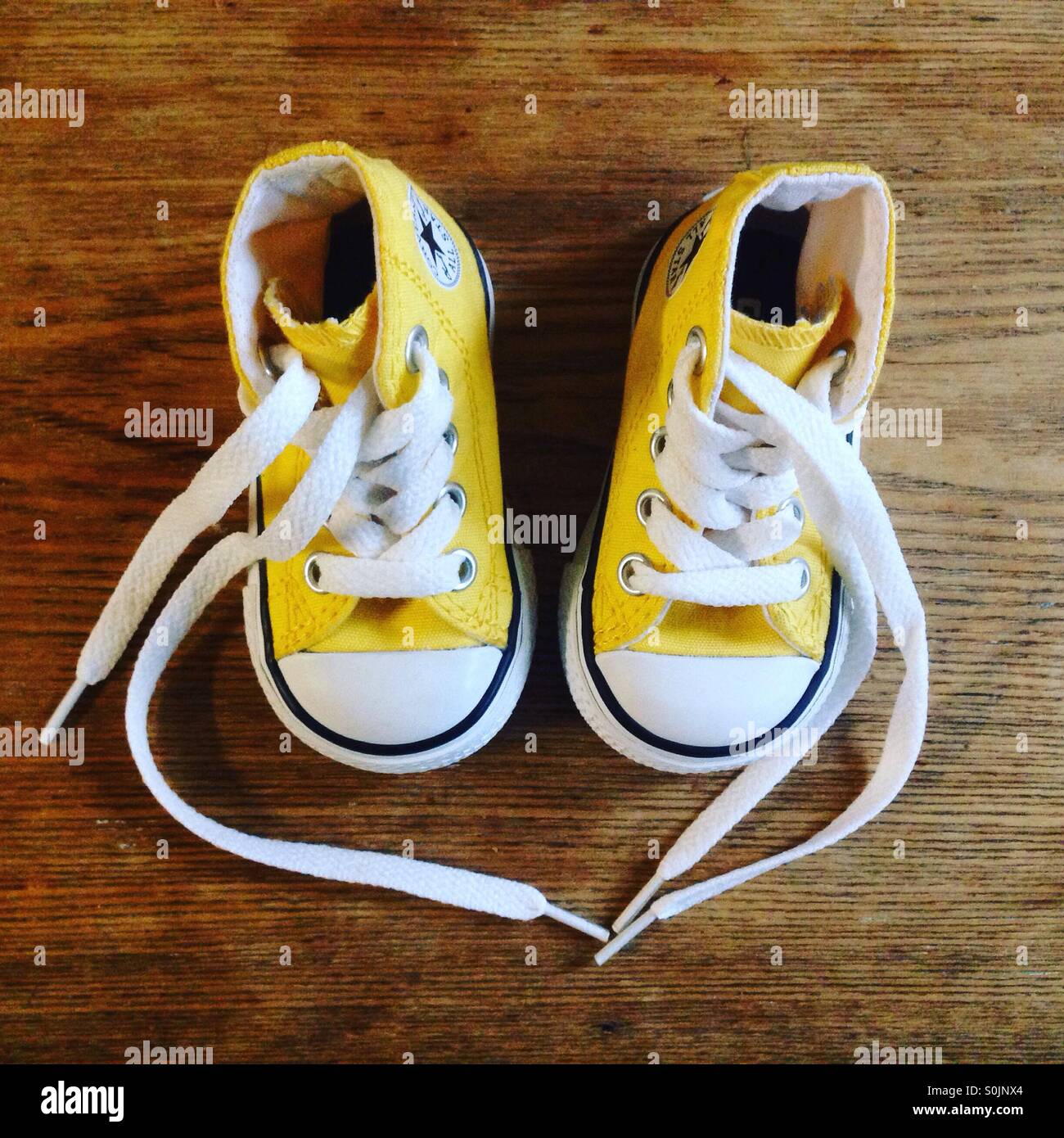 Yellow converse fotografías e imágenes de alta resolución - Alamy