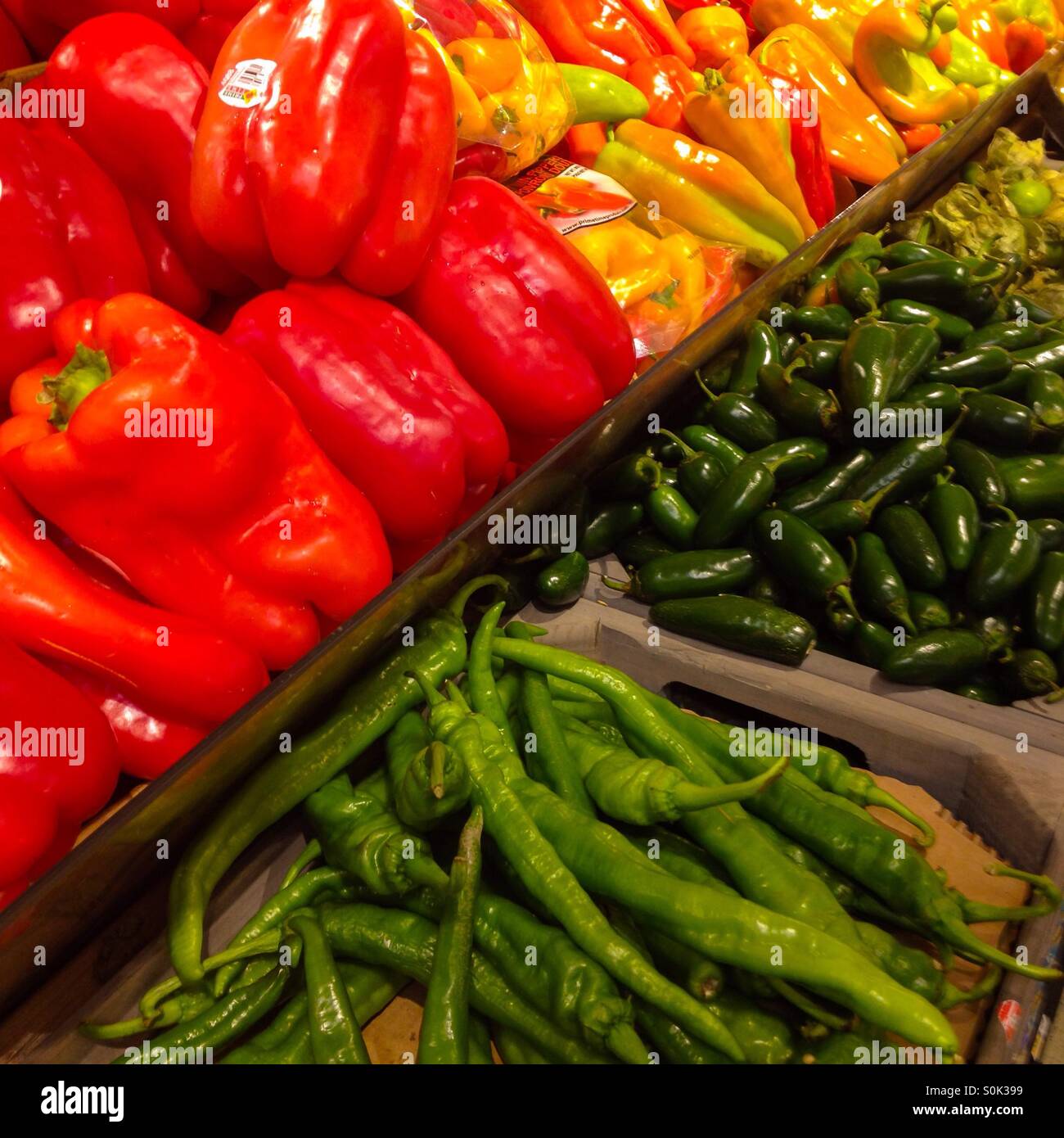 Amarillo rojo fresco y pimientos verdes en la sección de productos vegetales de un supermercado, tienda de ultramarinos. Verduras saludables alimentos. Foto de stock
