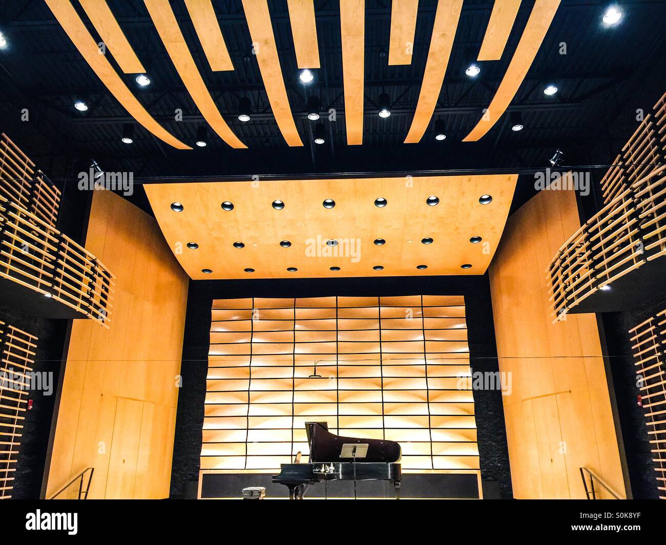 Sala de conciertos. Pequeño. Moderno. Interior. Ontario, Canadá. El escenario está establecido. Desocupado. No hay público. Sin intérpretes. Esperando. Foto de stock