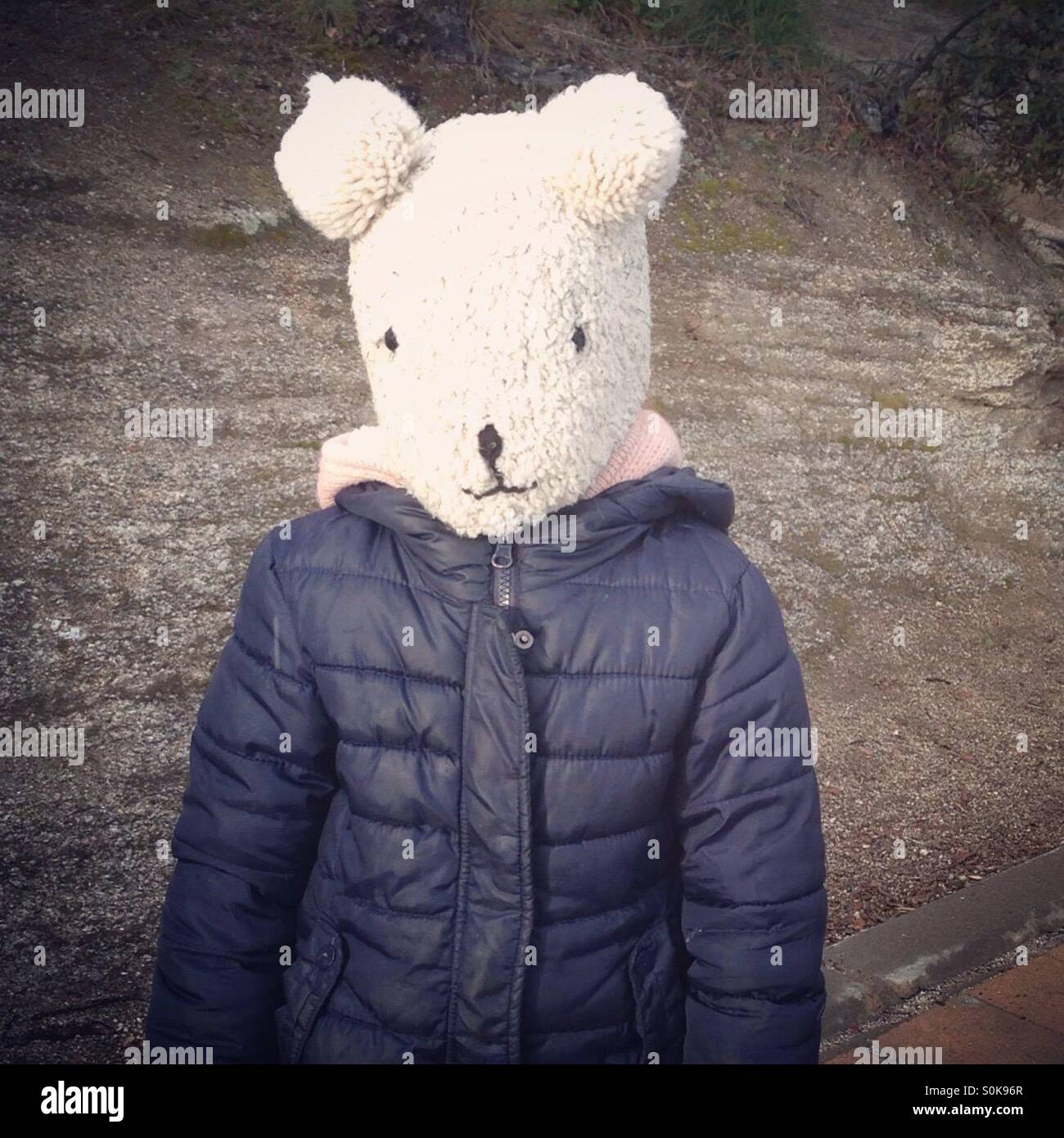 Kid osos vistiendo un sombrero que cubre todo su rostro Foto de stock