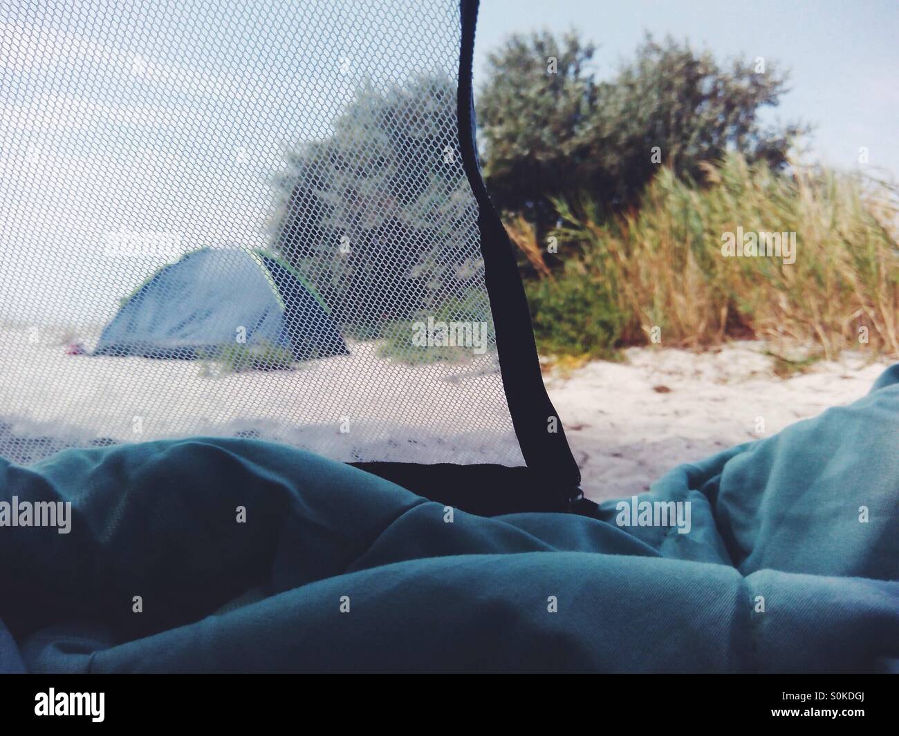 Camping junto al mar Foto de stock