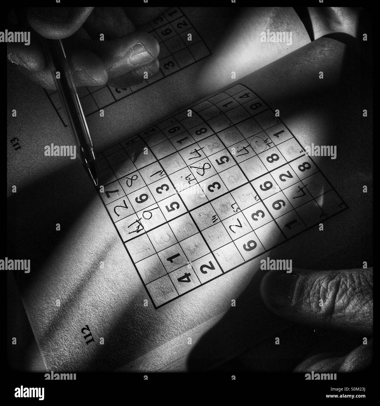 Haciendo un puzzle Imágenes de stock en blanco y negro - Alamy