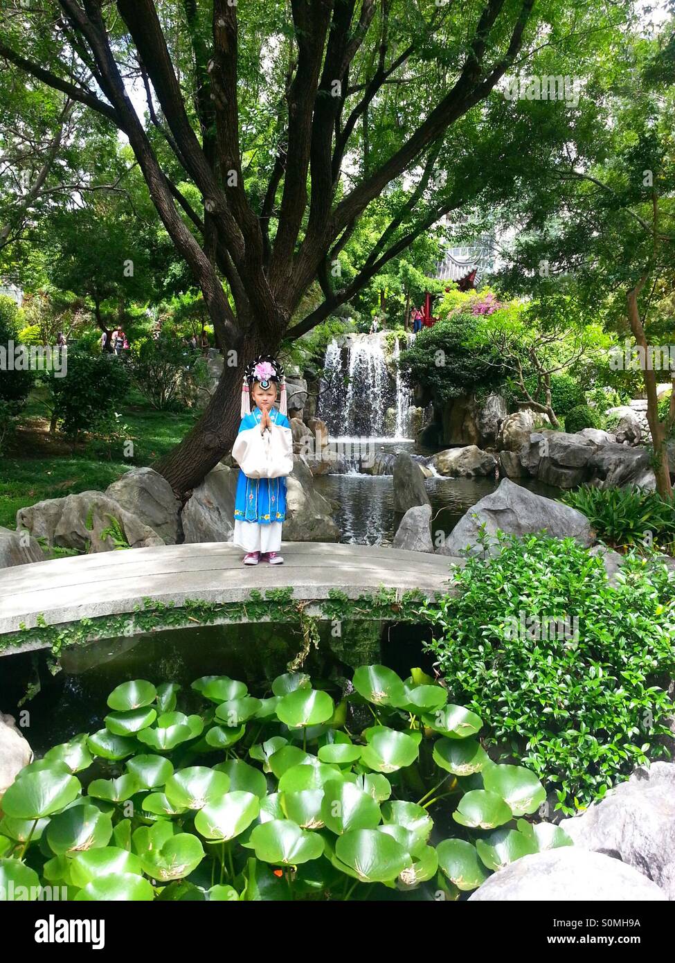 Chica en jardines japoneses Foto de stock