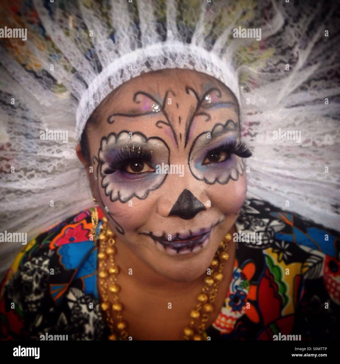 Haciendo bestia Civil Una Catrina vestida de Tehuana Oaxaca en la Ciudad de México. El Día de los  Muertos, que combina la tradición prehispánica con la tradición europea del  católico el día de las Ánimas