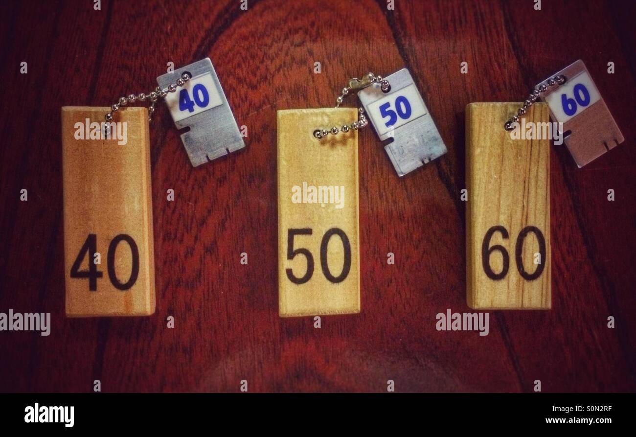 Armario de madera clave etiquetas numeradas 40, 50 & 60 alineadas Foto de stock