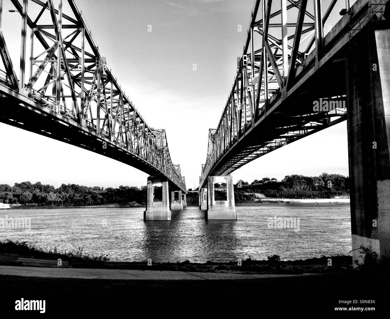Dos puentes que cruzan el río Mississippi Foto de stock