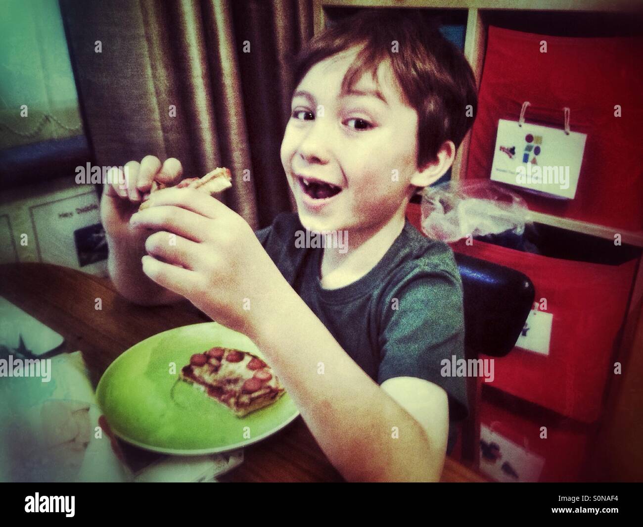Joven comiendo tostadas. Foto de stock
