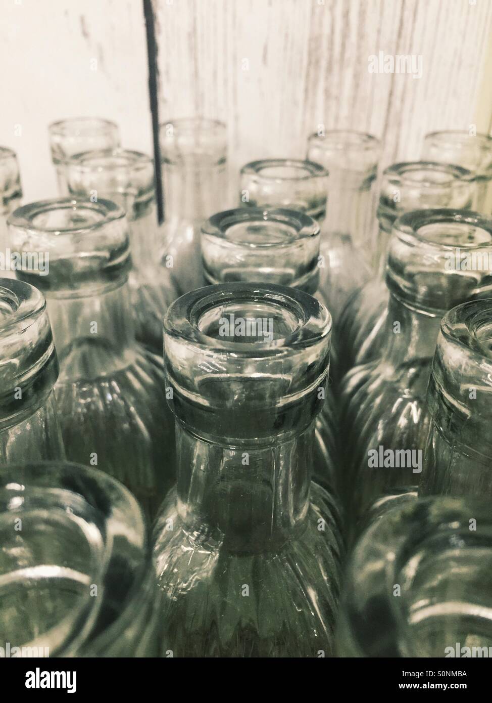 https://c8.alamy.com/compes/s0nmba/botellas-de-vidrio-s0nmba.jpg