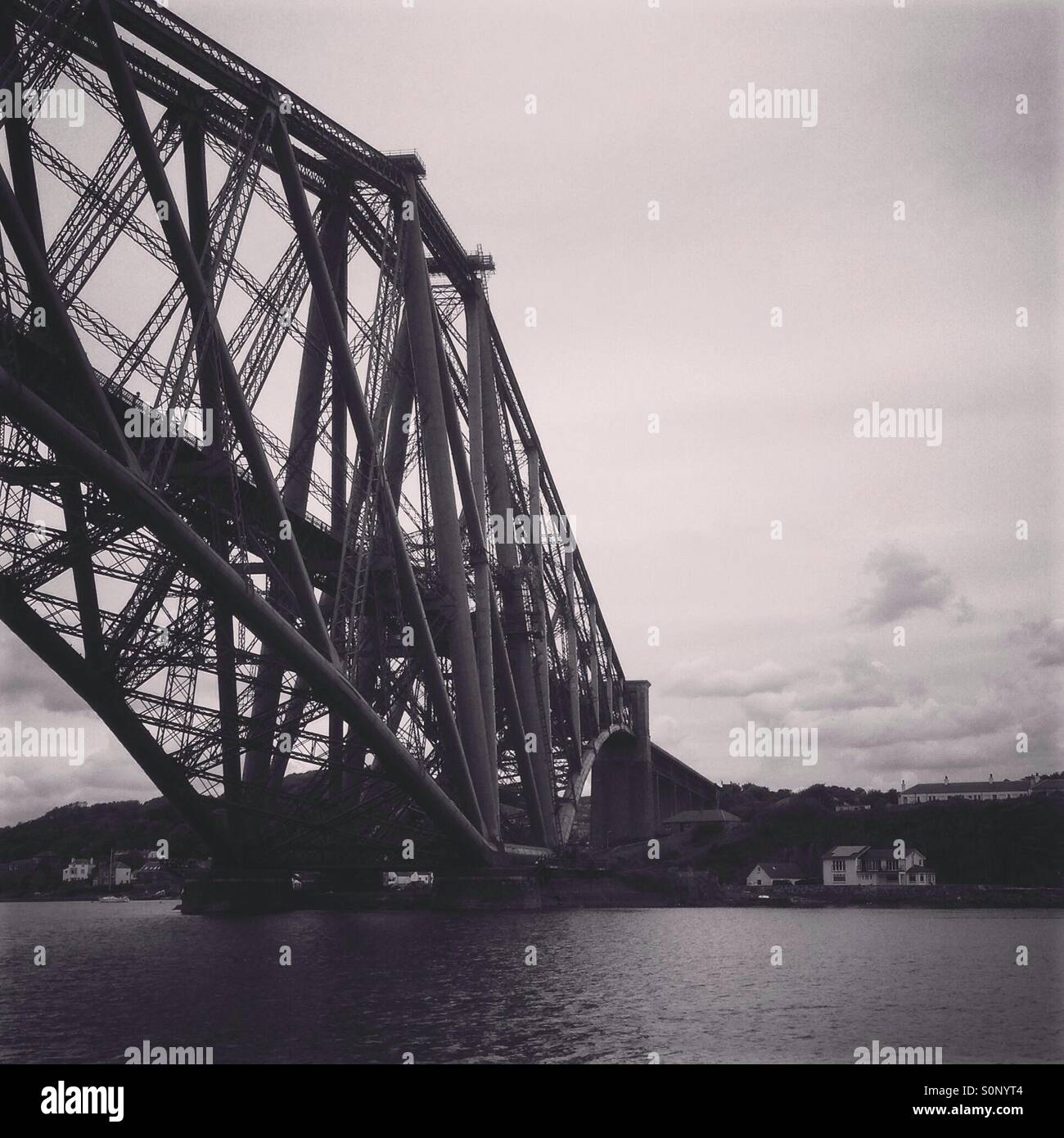 Bajo el puente ferroviario de Forth Foto de stock