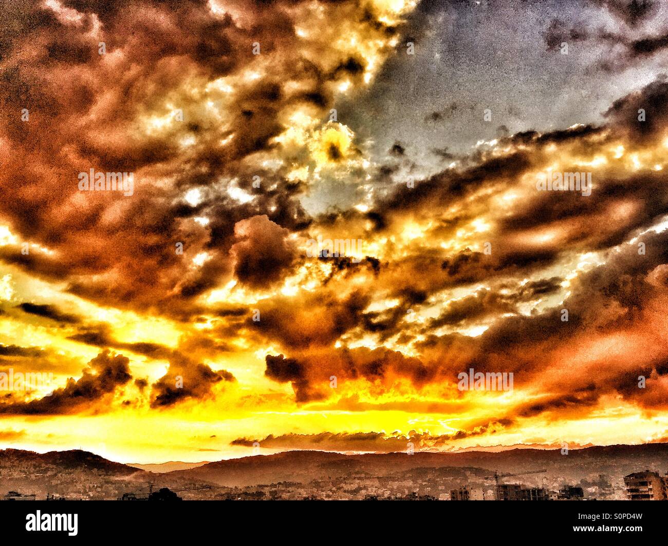 Sol,monte Líbano,luz del sol,nubes,Husseinelsaneh Foto de stock
