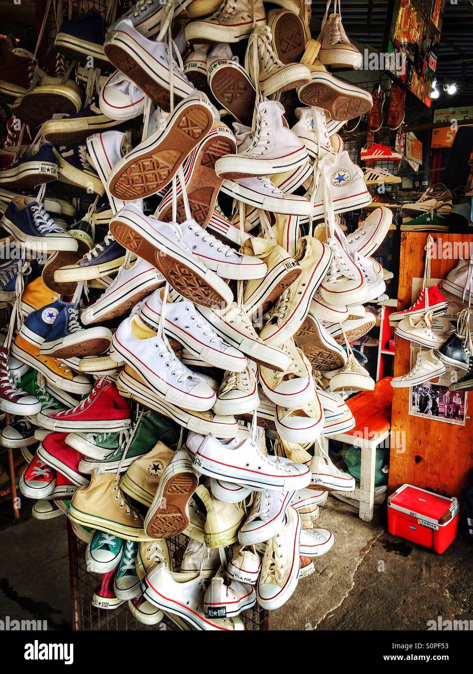 Tienda de Zapatos en el mercado de Chatuchak, Bangkok, Tailandia Fotografía  de stock - Alamy