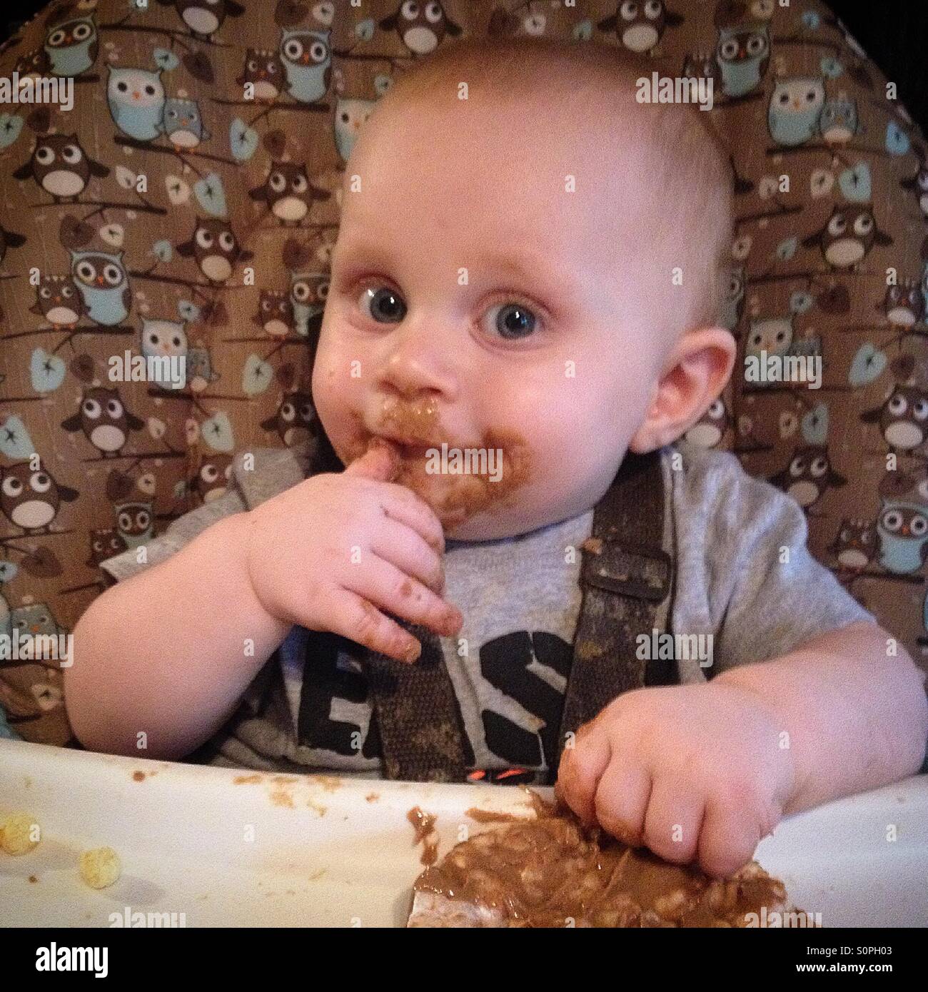 Bebe Comer Mantequilla De Cacahuete Fotografia De Stock Alamy