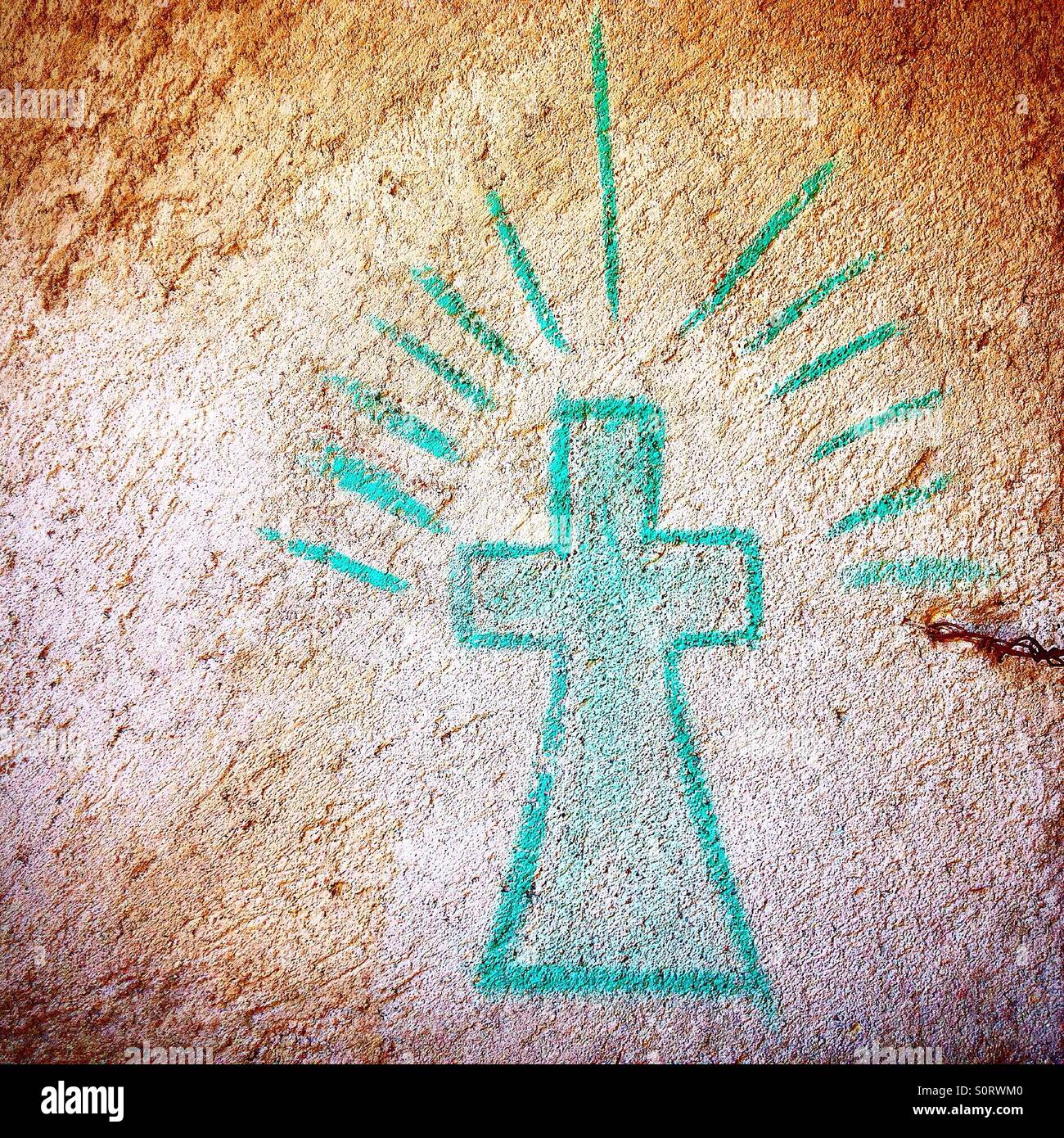Una cruz verde pintada en una pared en la Unión, Sultepec, Ciudad de México, México Foto de stock