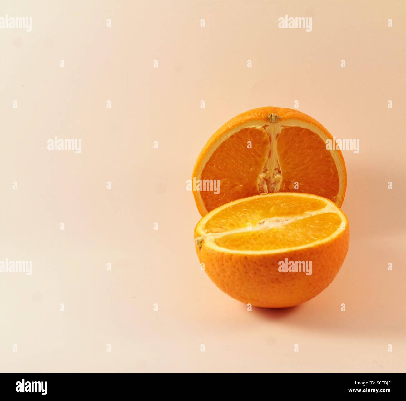Dos medias naranjas fotografías e imágenes de alta resolución - Alamy