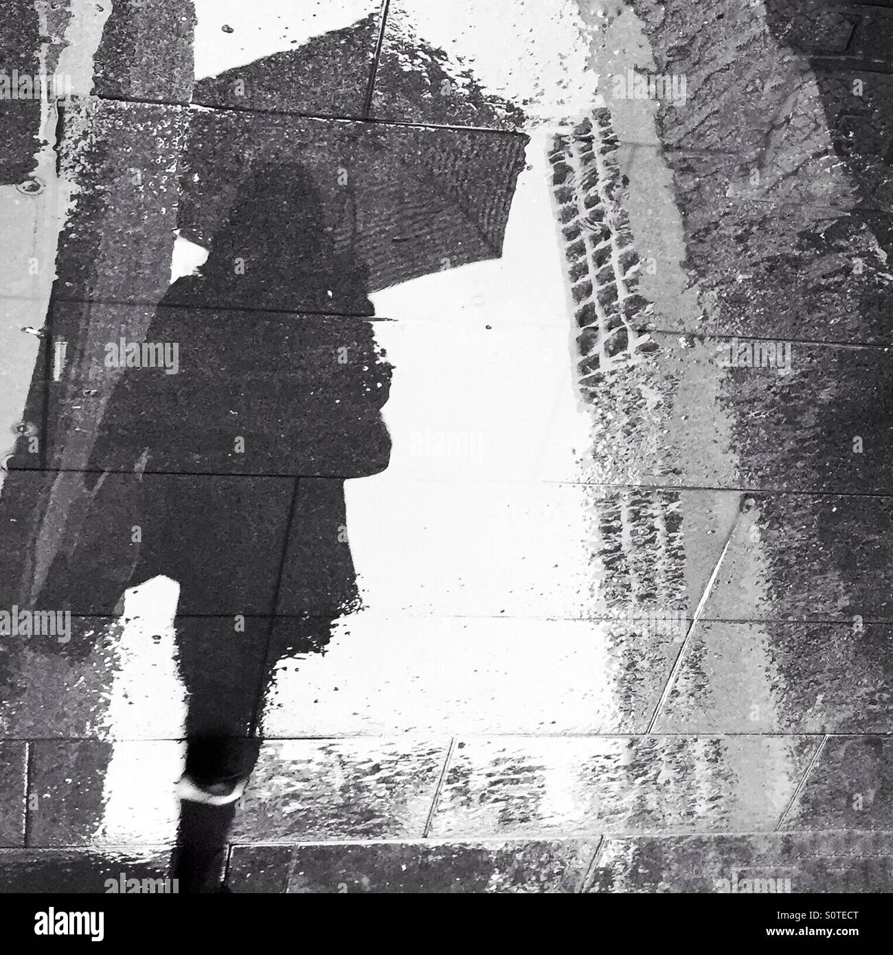 Mujer caminando bajo la lluvia fotografías e imágenes de alta resolución -  Alamy