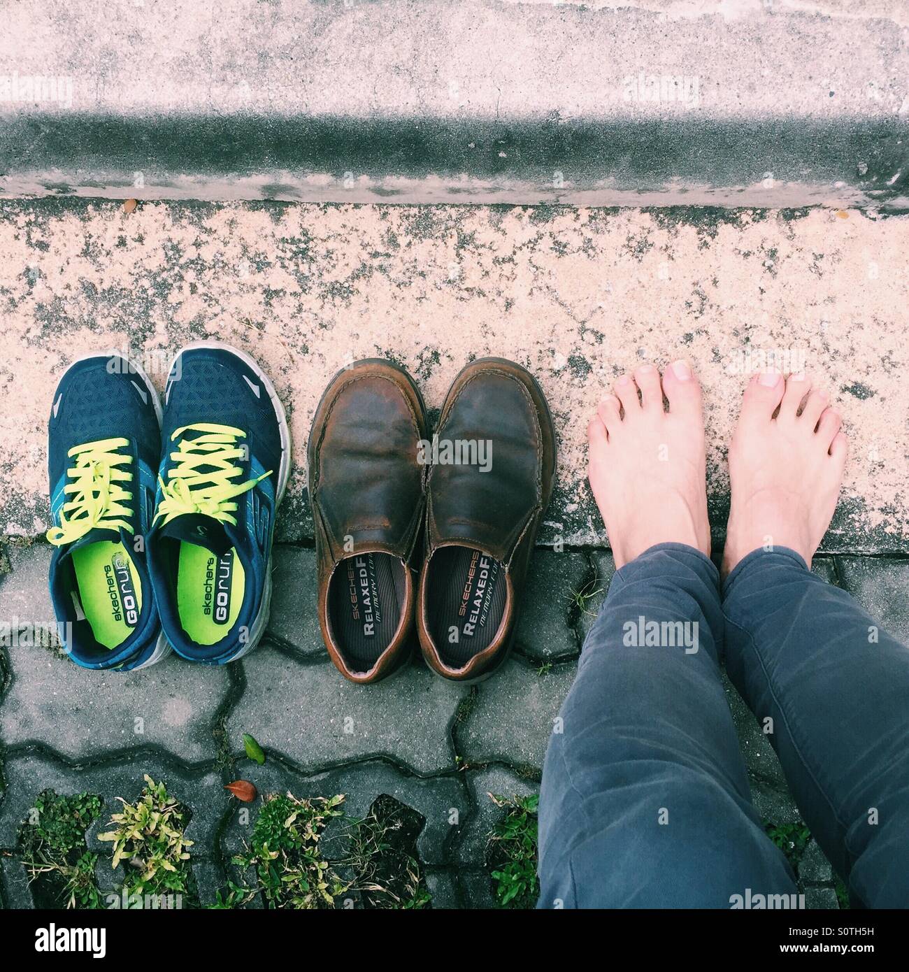 Los pies con zapatos para correr, a trabajar Foto de stock