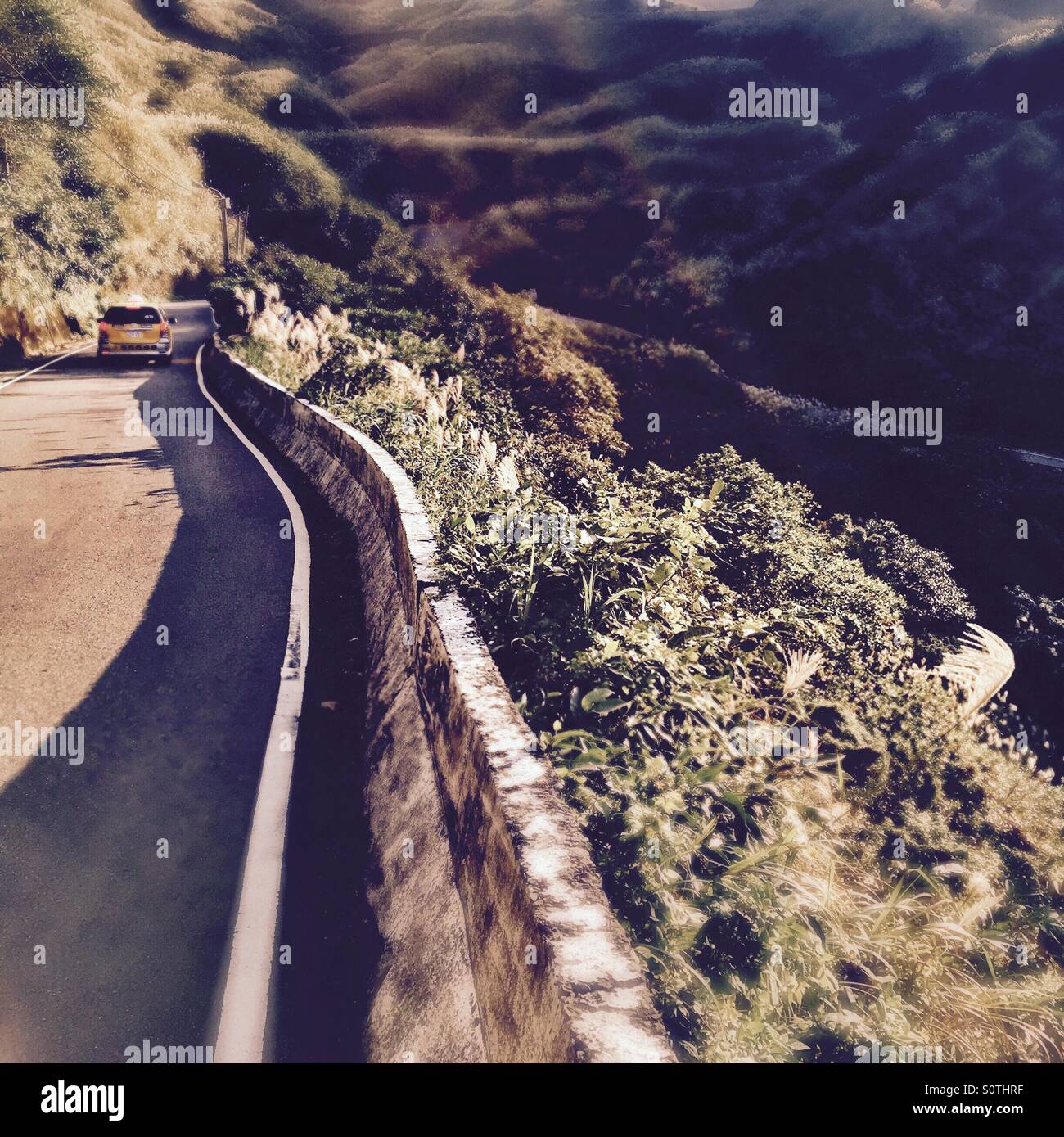 Viajando en un sinuoso camino montañoso, en la costa oriental de Taiwán. Foto de stock
