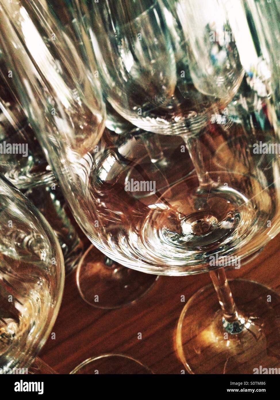 en los estantes de madera del interior de la habitación hay vasos con  textura y vasos de cristal naranja brillante idénticos y elegantes para  bebidas Fotografía de stock - Alamy