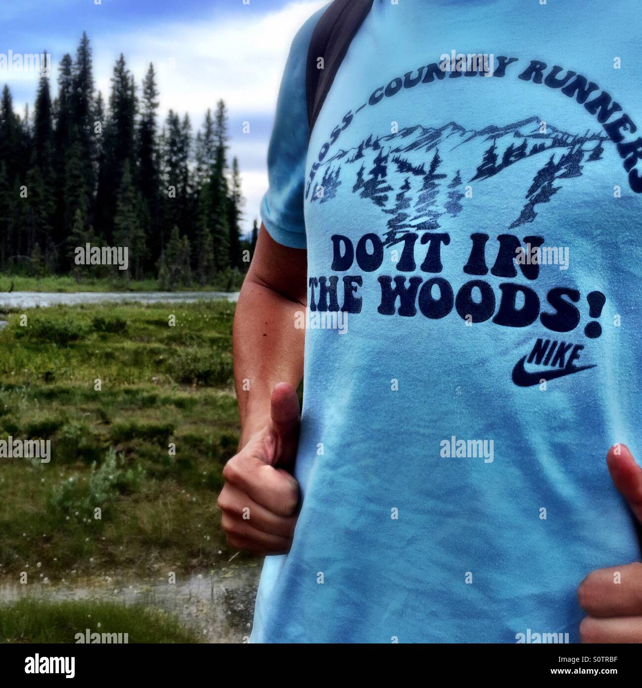Runner llevar Nike camiseta con el bosque como fondo Foto de stock