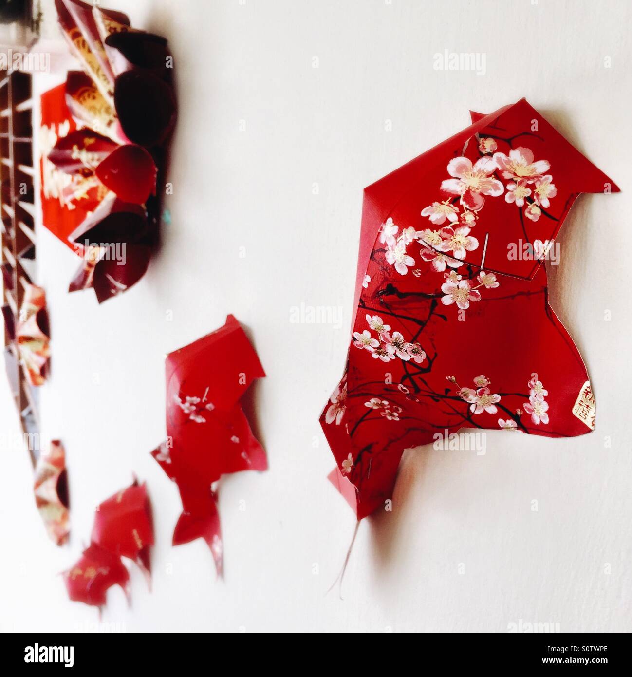 Origami pescado, realizadas con el Año Nuevo Chino paquetes rojo Foto de stock