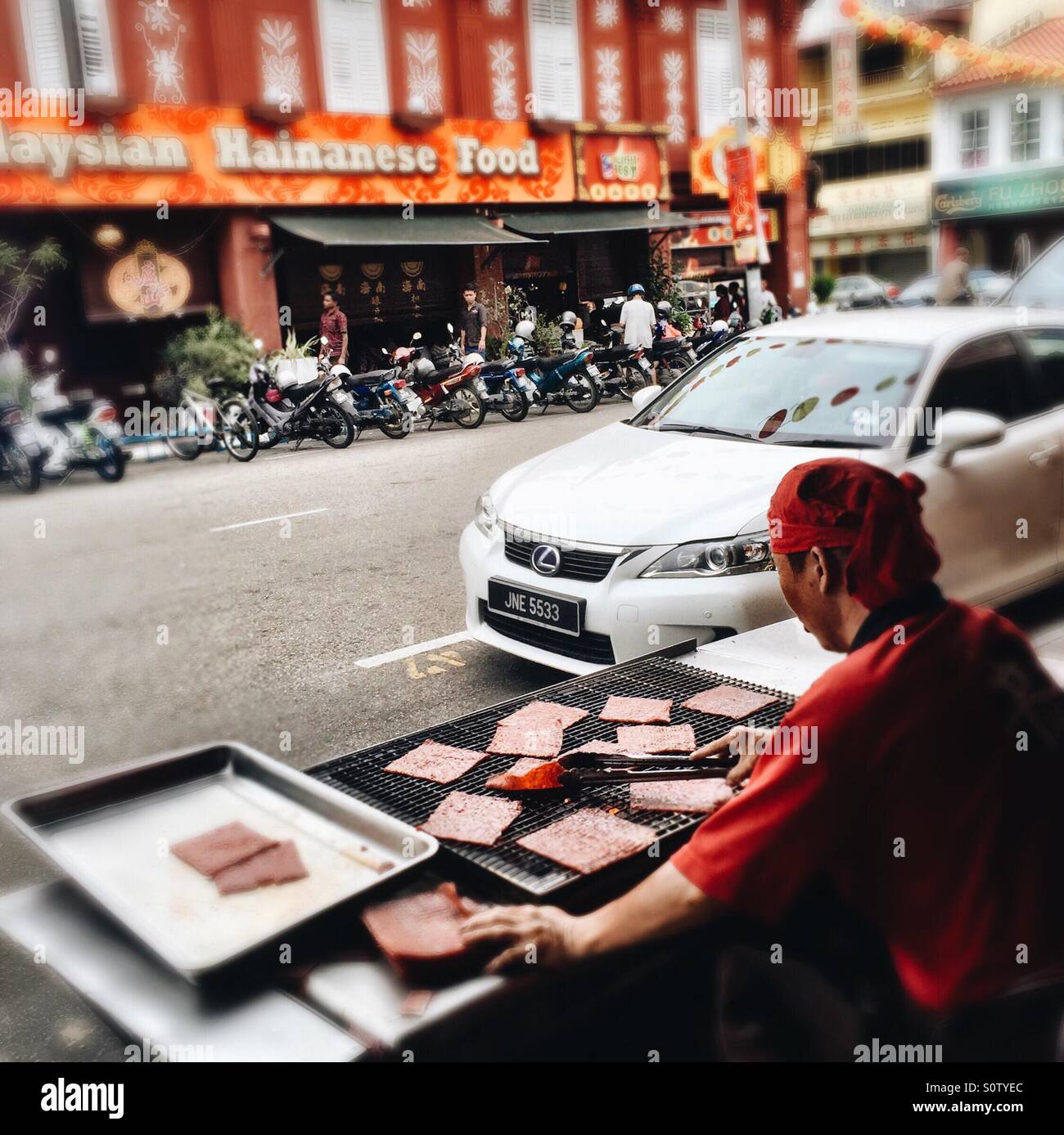 Churrasco de carne cortada en venta a un costado de la carretera de muar Malasia Foto de stock