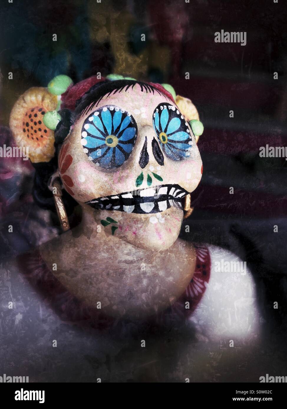 Mujer disfrazada de catrina con velo negro y arreglo floral en la cabeza,  en calles del centro histórico de la ciudad de México. foto de Stock