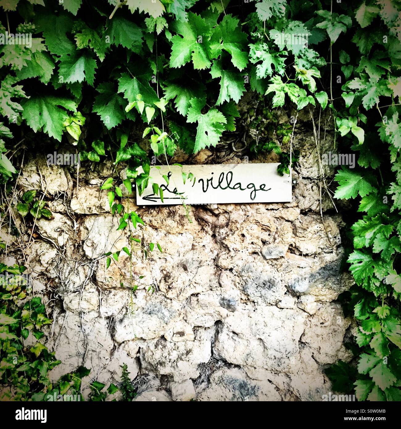 Cubiertas de vid se señal que apunta en dirección de la aldea de Moustiers Sainte Marie, Francia Foto de stock