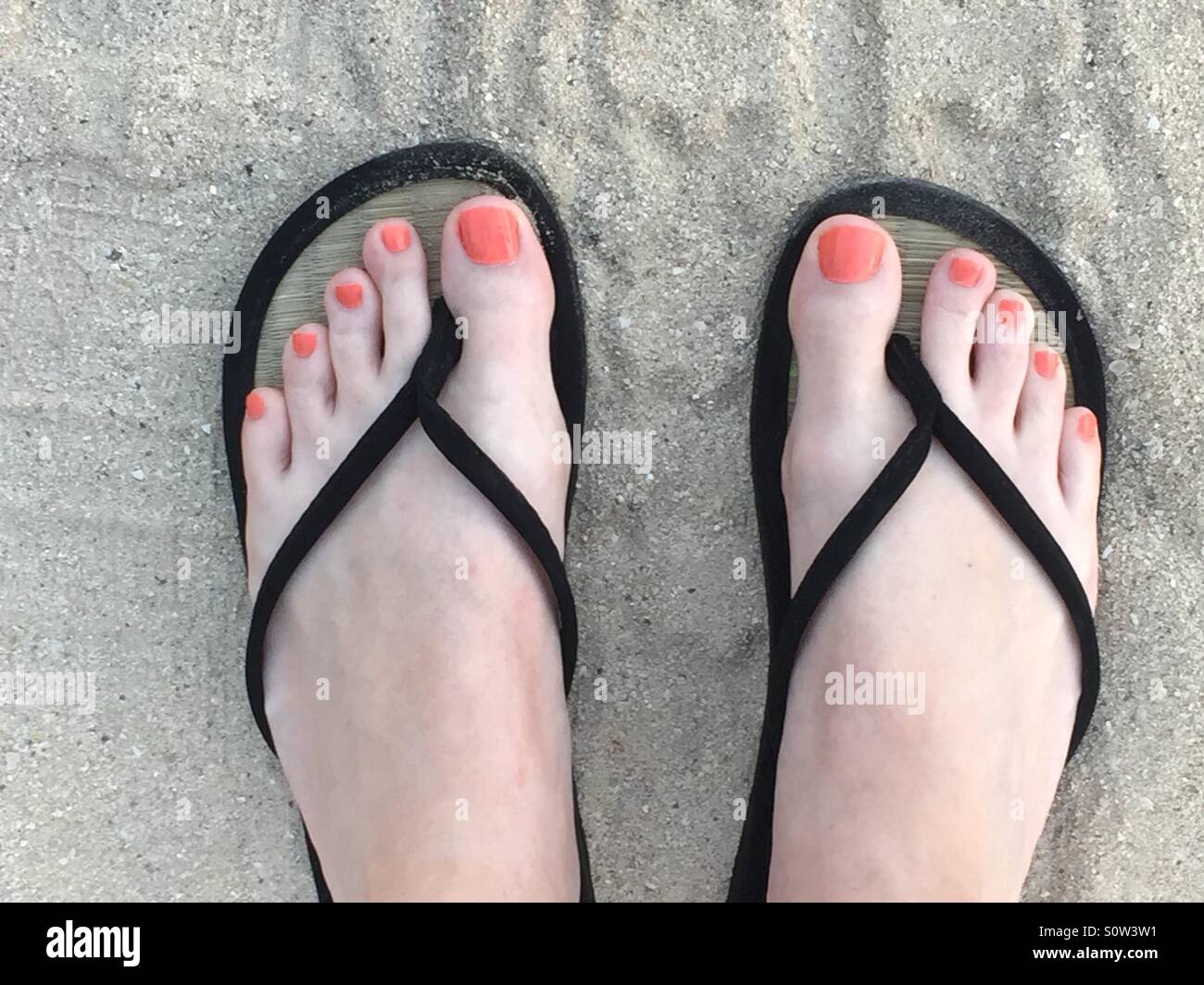 Feet in flip flops on beach fotografías e imágenes de alta resolución -  Alamy