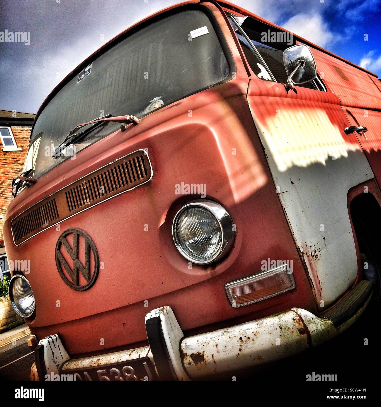 Old rusty van fotografías e imágenes de alta resolución - Alamy