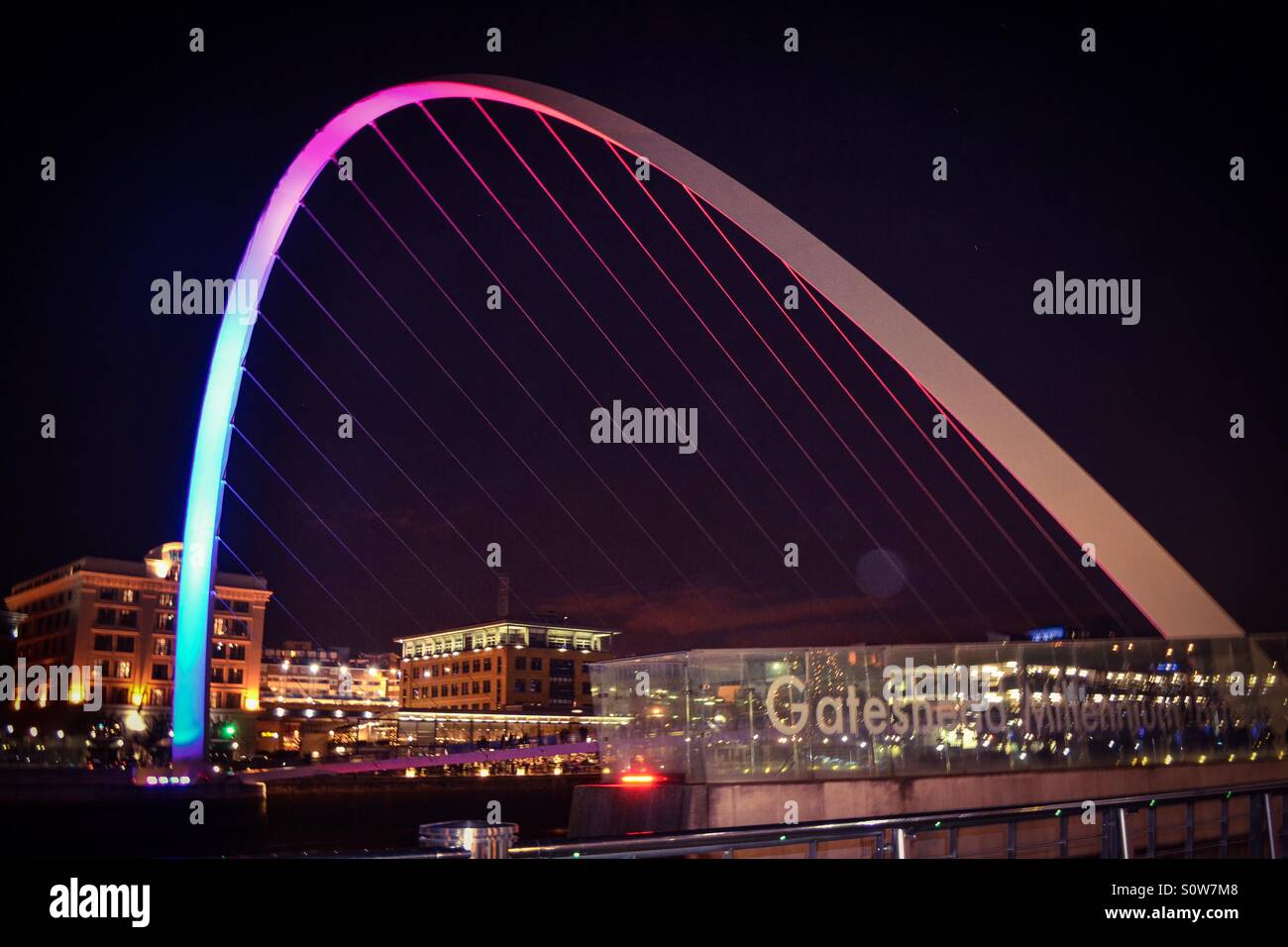 Puente Gateshead Millennium Bridge de noche Foto de stock