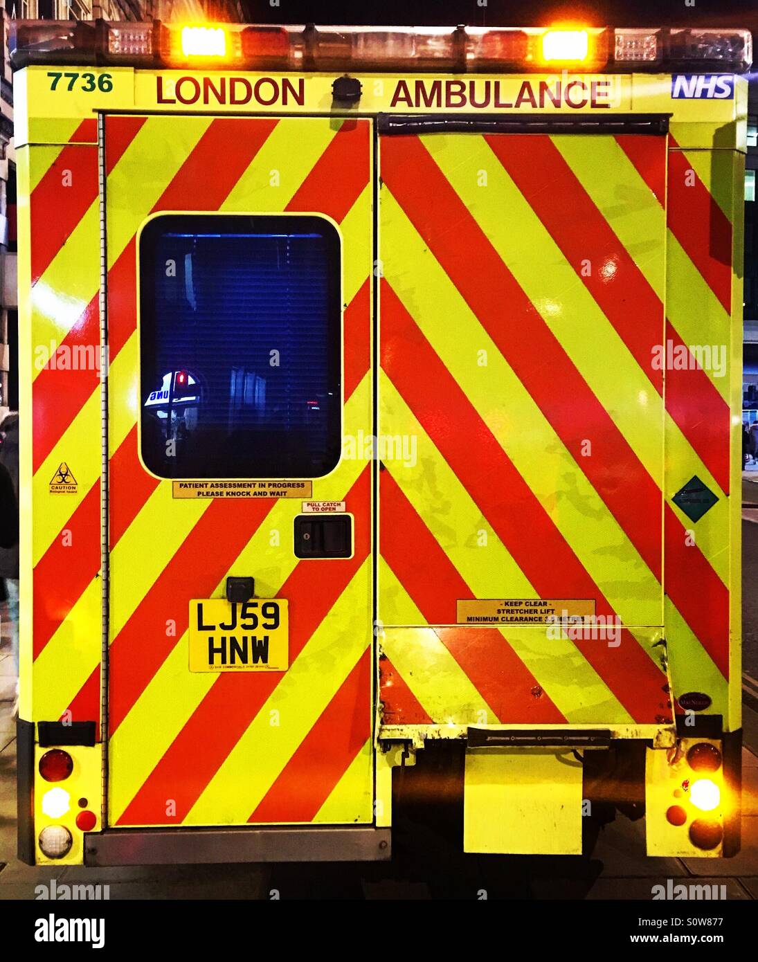 Vista trasera de una ambulancia de emergencia del NHS de Londres. Foto de stock