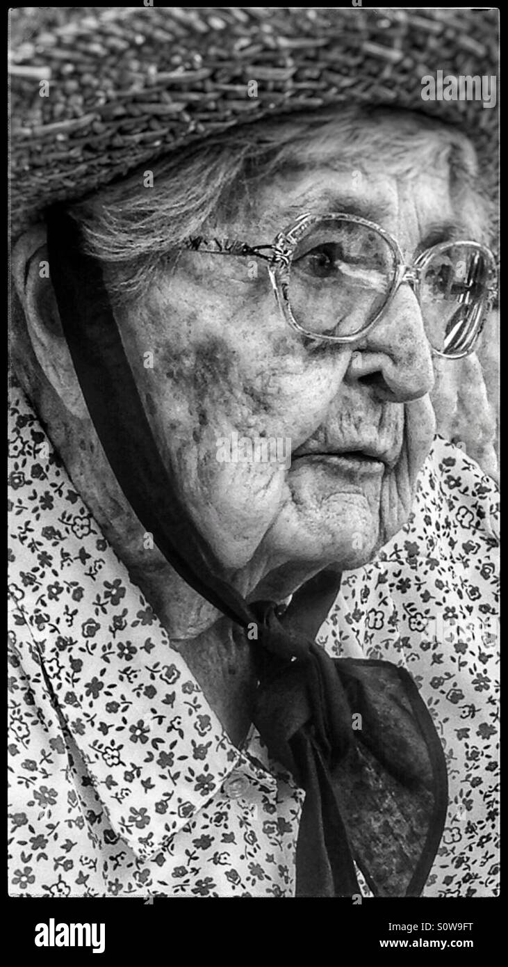95 años mujer vistiendo un sombrero de paja (cerrar) Foto de stock