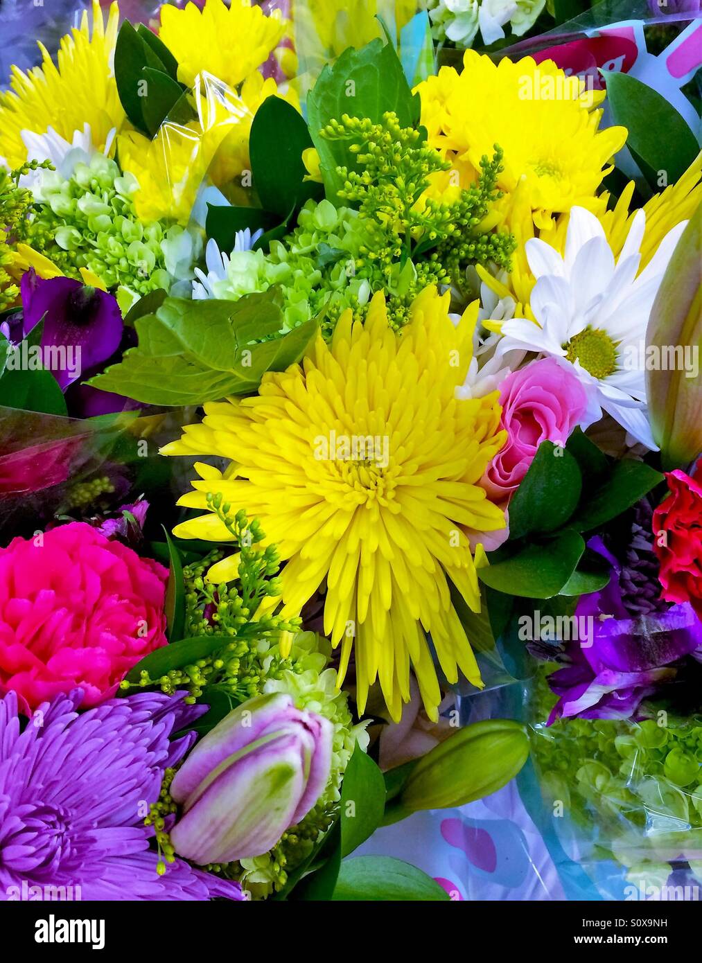 Ramos de flores colores brillantes fotografías e imágenes de alta  resolución - Alamy