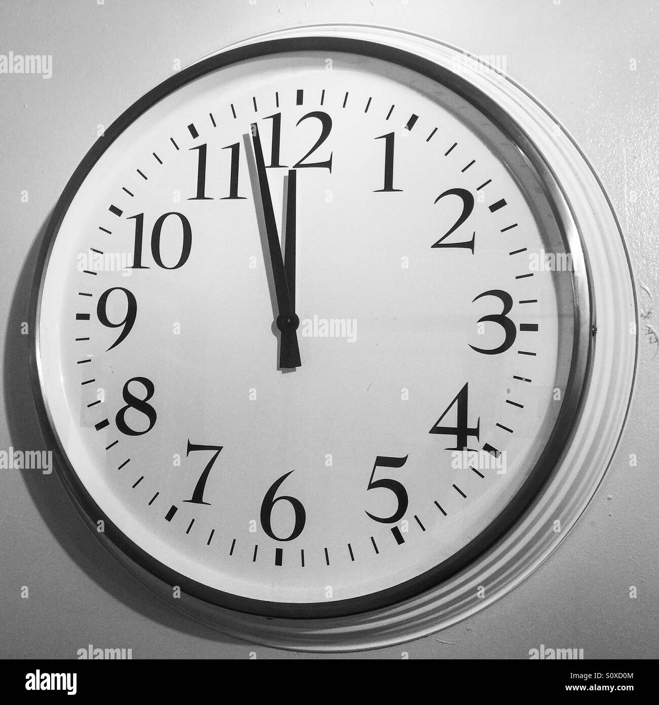 Gran reloj muestra el tiempo en casi la medianoche Fotografía de stock -  Alamy