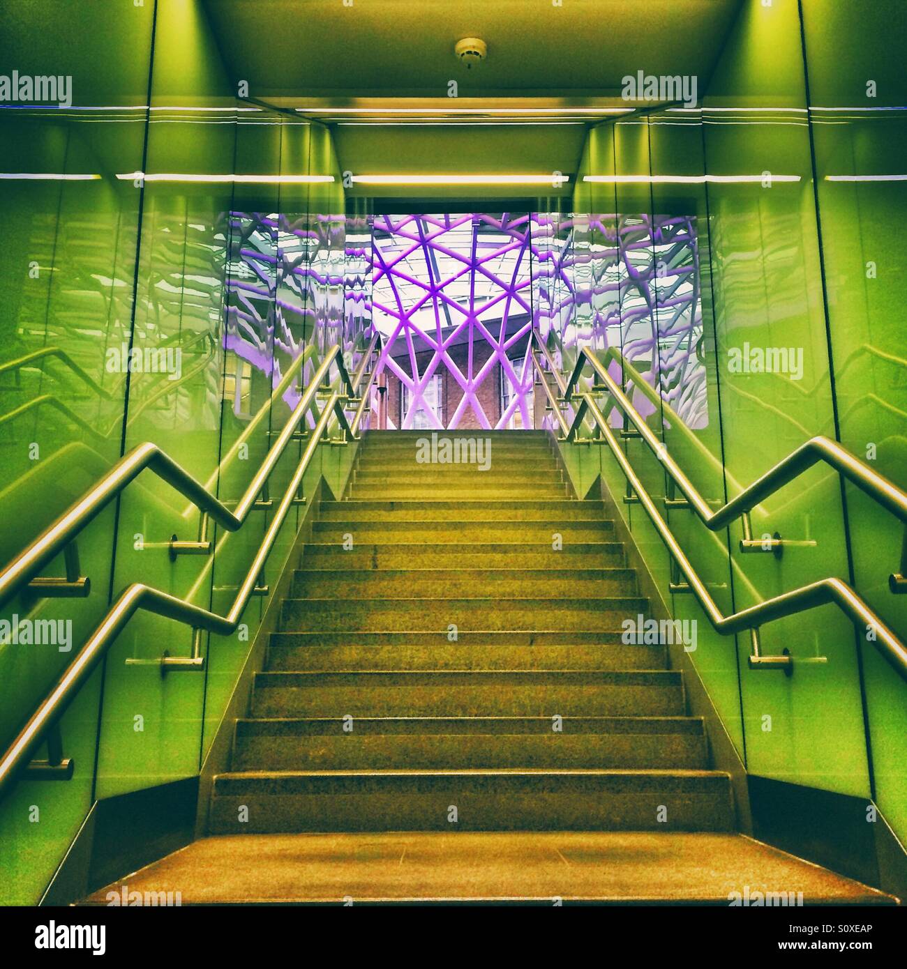 Una escalera en la Estación Kings Cross, Londres Foto de stock