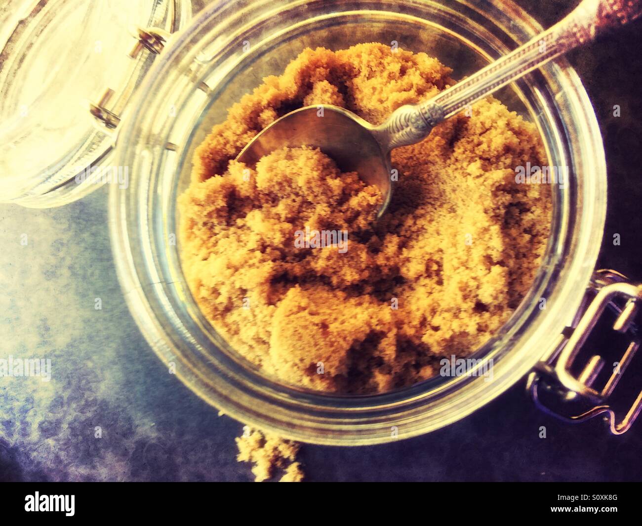 Brown sugar en un tarro de vidrio Foto de stock