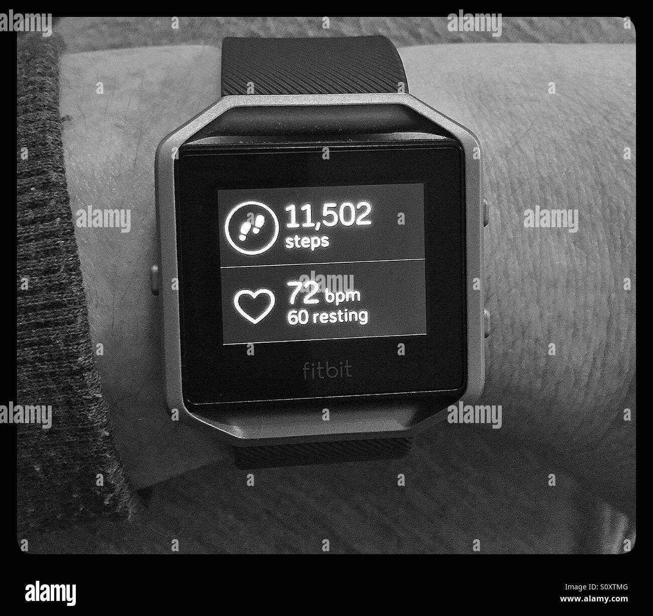 Rastreador de fitness. Fitbit. Contador de pasos y monitor de ritmo cardíaco. Foto de stock