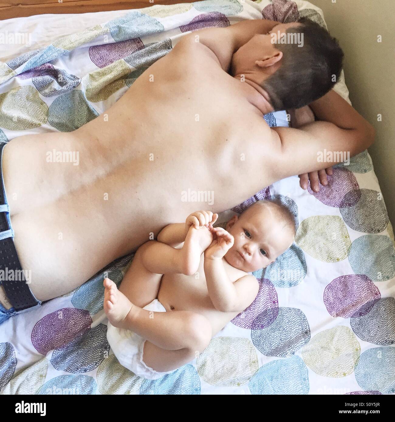 Papá y bebé tomando una siesta Foto de stock